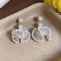 Vue détaillée de boucles d'oreilles rétro avec dentelle perlée et perles élégantes - Boucles d'oreilles / Blanc