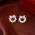 Gros plan de boucles d'oreilles couronne colorées avec nœud en zircon sur velours - Bague Nœud (HE34105) / Argent - Arc-en-ciel