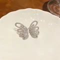 Exquisite Makro-Details von zirkonbesetzten Schmetterlings-Ohrclips auf einem Teller. - 3# Schleife Ohrmanschette (1 Paar) / Silber