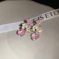 Dettaglio di orecchini a lobo floreali stile coreano con cristalli e smalto colorato - Perno in Argento - Argento (HE33658) / Rosa
