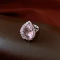 Detailaufnahme eines rosa Zirkonia-Rings in Birnenform auf braunem Lederhintergrund - Silber-Rosa
