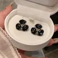 Boucles d'oreilles élégantes en cristal gris fumé dans un écrin blanc - Tige en Acier-Noir-Ovale