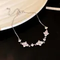 Primo piano di un elegante bracciale a quadrifoglio con scintillanti zirconi - Stile Simmetrico a Quattro Fiori (HB3490) / Argento
