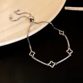 Dettaglio di bracciale regolabile in argento con ciondoli a quadrifoglio in zirconi - Stile Regolabile con Quadrifoglio Traforato (HB3490) / Argento