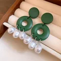 Dettaglio di orecchini tondi in legno verde con nappine di perle bianche in scatola. - Nappina di Perle Tonda / Verde Scuro