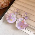 Detail van hars bloemoorbellen met roze vlinder in een luxe beige sieradendoosje - Zilveren naald / Reliëf bloemblaadje 3D vlinder stijl (46#)
