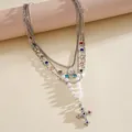 Dettaglio ravvicinato di una collana vintage a più strati con croce e perle. - Stile a Quattro Strati (HN12475) / Argento