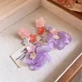 Primo piano di eleganti orecchini a fiore in chiffon con perni in resina e argento - Stile Pendente Fiore in Chiffon / Viola