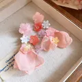 Dettaglio di orecchini a fiore in chiffon rosa fatti a mano con accenti in resina - Stile Pendente Fiore in Chiffon / Rosa