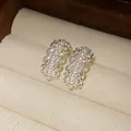 Primer plano de pendientes de perlas en forma de C con bordes de encaje y circonitas - Estilo Perla de Encaje / Plateado
