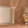 Primer plano de collar en Y dorado con circonitas rosas en forma de corazón - Estilo Largo Corazón Circonia Rosa (9494)