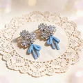 Elegantes pendientes de lazo azul claro con flores de cristal y agujas de plata 925 de lujo - Plata-Azul