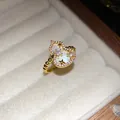 Primo piano di anello dorato a forma di zucca con stelle in zircone e madreperla - Anello Aperto a Zucca / Oro