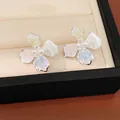 Primo piano dettagliato di orecchini a lobo a fiore con perle e zirconi scintillanti - Stile con Perno in Argento (HE34118) / Rosa Blu Verde