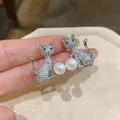 Détail de boucles d'oreilles chat en argent avec oxydes de zirconium et perles. - Argent