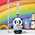 Nahaufnahme einer Plüsch-Panda-Puppe im grauen Hoodie an einem silbernen Stoff-Schlüsselband - 15cm / Farbblock-Hoodie-Panda (Chuanyi Panda) / Buntes Lanyard / Grau