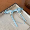 Primo piano di un fermaglio per capelli a fiocco blu con ciondoli a fiore di mughetto - Clip a Becco d'Anatra (Pezzo Singolo) / Blu