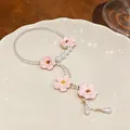 Vista dettagliata di una collana di perle a fiori francesi dolce con boccioli rosa - Rosa