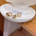 Primo piano di orecchini a lobo a quadrifoglio in zircone con retro in perla - Stile Trifoglio (HE33450) / Caffè E Verde