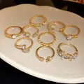 Detailansicht eines 9-teiligen goldenen Ring-Sets mit Herz-, Mond- und Sternmotiven. - Gold (9-Teiliges Set)