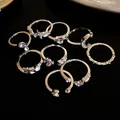 Detailansicht eines 9-teiligen silbernen Ring-Sets mit Mond- und Stern-Strass-Design - Silber (9-Teiliges Set)