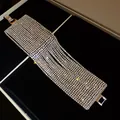 Macro del lussuoso bracciale largo a più file di strass scintillanti con chiusura a fibbia sicura - Versione Larga / Argento