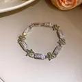 Vue détaillée d'un élégant bracelet en argent avec des zircons fleurs verts et cristaux - Rêves Coulants (HB5956) / Vert