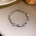 Vue rapprochée d'un élégant bracelet fleur argenté avec pierres de zircone cubique. - Rêves Coulants (HB5956) / Rose