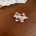 Primo piano di un fermaglio per capelli in argento con farfalla e fiori di zircone - Fermagli per capelli a becco d'anatra / Argento Multicolore