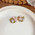 Vue rapprochée d'élégantes boucles d'oreilles tulipes roses avec perles sur assiette céramique - Style Fleur De Tulipe Rose (HE33554) / Or-Rose