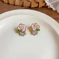Gros plan de boucles d'oreilles fleurs roses avec cœurs en perles et gros cristaux. - Style Fleur Avec Grand Zirconia (HE33554) / Or-Rose