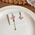 Gros plan sur des boucles d'oreilles papillon asymétriques roses avec longue chaîne dorée - Style Papillon Gland Asymétrique (HE33554) / Or-Rose