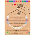 Primo piano di un braccialetto in pietra naturale con perline MUSIC su un biglietto - Musica