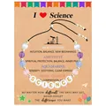 Dettaglio del bracciale in pietre naturali a tema scienza su una carta regalo decorativa - Scienza