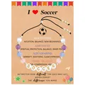 Vista dettagliata del braccialetto di calcio su un biglietto regalo in carta kraft - Calcio