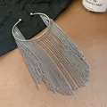 Gedetailleerd zicht op de zilverkleurige metalen kettingkwast open manchetarmband - Zilver