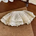 Elegante Haarklammer aus Spitze mit Perlenakzenten auf rustikalem Hintergrund. - Federclips / Weiß