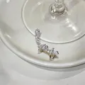 Gros plan d'un élégant ear cuff en argent avec des zircons étincelants de luxe - Style Rectangulaire Géométrique (2#) / Pièce Unique / Argent