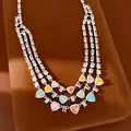 Dettaglio macro di una collana multistrato di lusso con pietre colorate a cuore e quadrate - Stile Zirconia Colorata (HN12398) / Argento - Arcobaleno