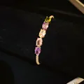 Vue détaillée d'un bracelet plaqué or 14K avec des zircons ovales multicolores. - Style Multicolore Horizontal / Or