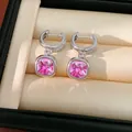 Primo piano di orecchini a cerchio in argento con pendenti in zircone rosa taglio - Orecchini / Rosa Rosso