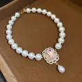 Primo piano di elegante collana di perle con ciondolo gemma rosa in stile vintage - Singolo Strato (Bianco-Rosa)