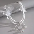 Dettaglio macro della collana di perle a farfalla iridescente con rifrazione della luce arcobaleno - Collana-Argento-Bianco
