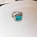Elegante anello di zircone blu quadrato con fascia argentata e pietre laterali di lusso - Anello aperto / Verde