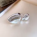 Dettaglio macro dell'anello aperto plissettato in argento con finitura lucida - Anello Aperto Pieghettato Irregolare (HR3262) / Argento