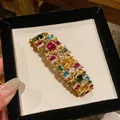 Nahaufnahme eines vergoldeten Vintage-Armbands mit bunten Zirkonia-Blumen - 1# Armband Gold Mehrfarbig (HR3105)