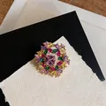 Nahaufnahme eines vergoldeten Blumenrings mit bunten Zirkonia im edlen Vintage-Barock-Stil - 8# Ring Gold Mehrfarbig (HR3105)