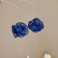 Detailansicht von königsblauen Chiffon-Blumenohrringen mit feiner Stoffstruktur - Haken-Stil / Blau