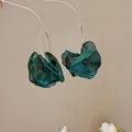 Detailaufnahme von dunkelgrünen Chiffon-Blütenohrringen an transparenten Haltern. - Haken-Stil / Grün