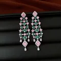 Détail de boucles d'oreilles fleurs à pampilles en plaqué or 18 carats et zircons. - Style Fleur Pompon (HE34195) / Base Argentée avec Zirconia Rose et Vert